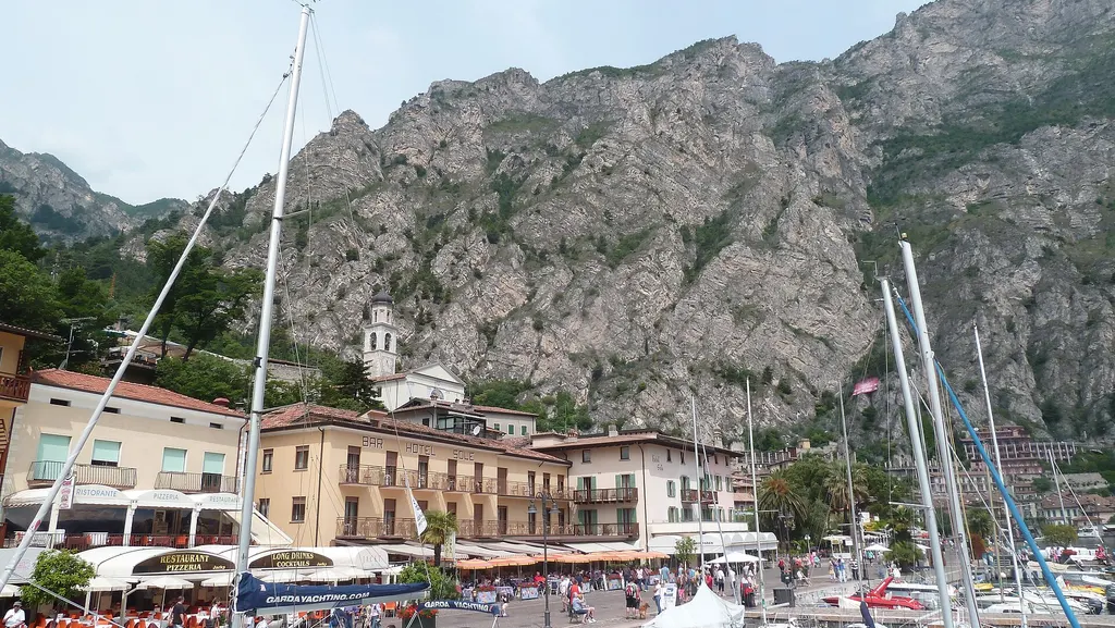 Limone sul Garda i kładka rowerowa nad jeziorem