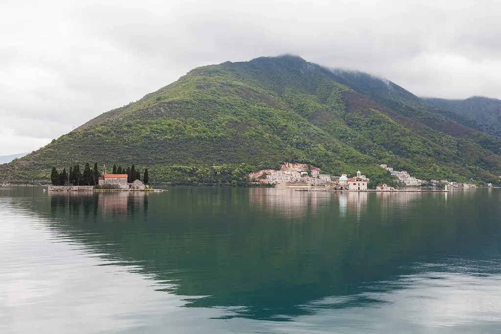 Perast i Gospa od Škrpjela