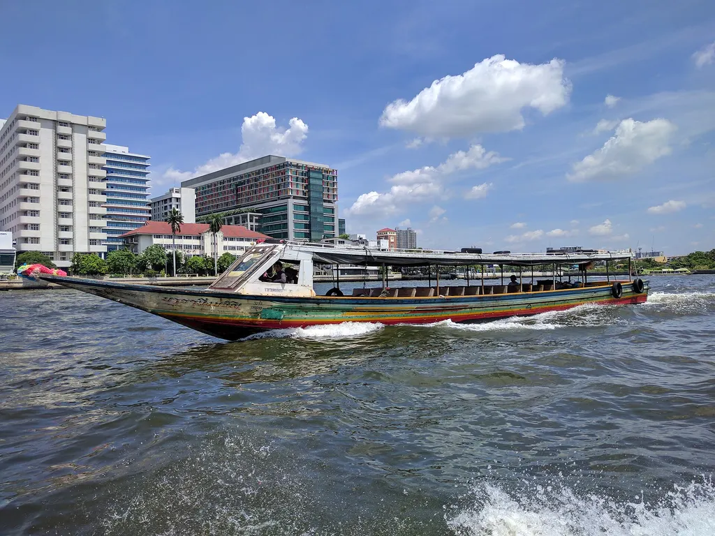 Łodzie na rzece Chao Phraya
