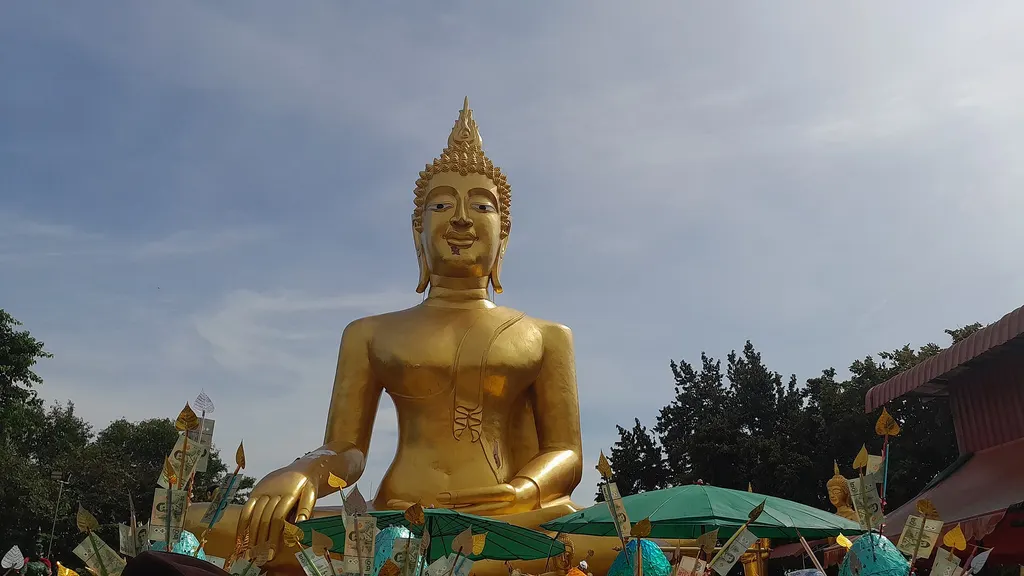 Wzgórze Phra Tamnak i Wat Phra Yai