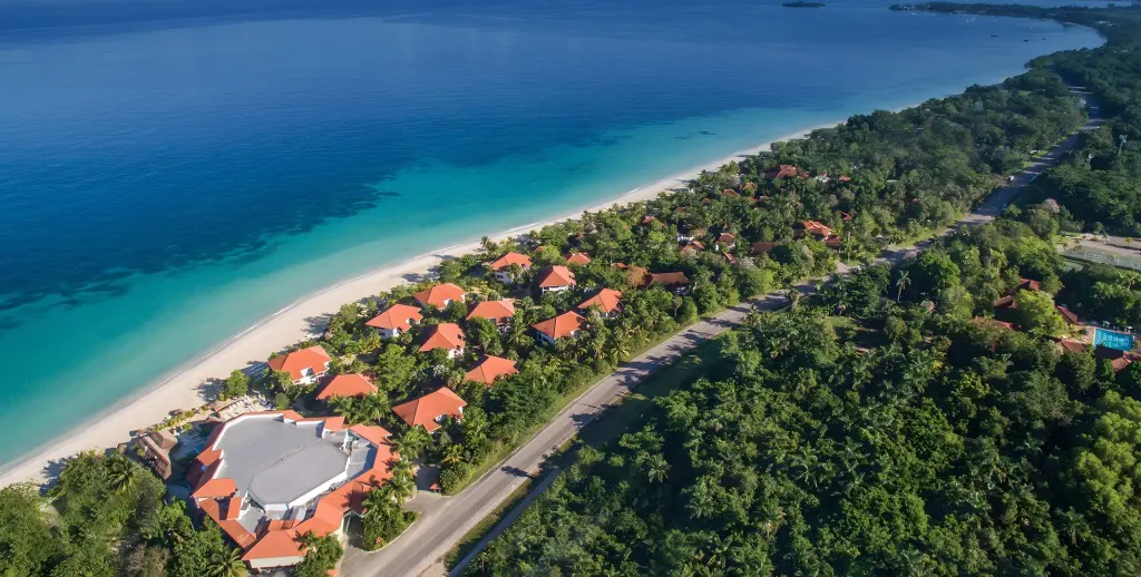 Couples Swept Away, Negril (Negril)