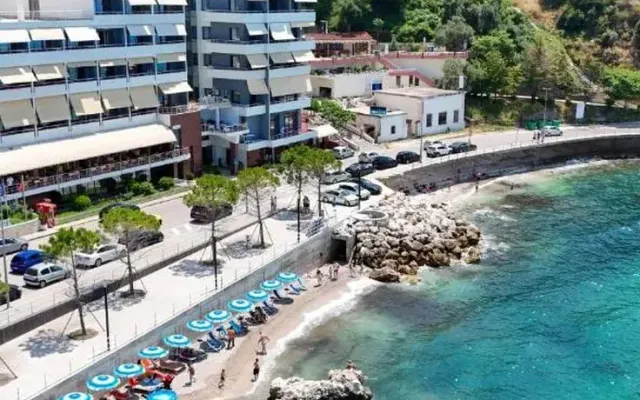 New York, Vlora (Riwiera Albańska)