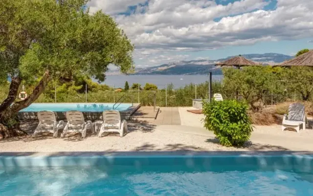 Waterman Beach Village, Supetar