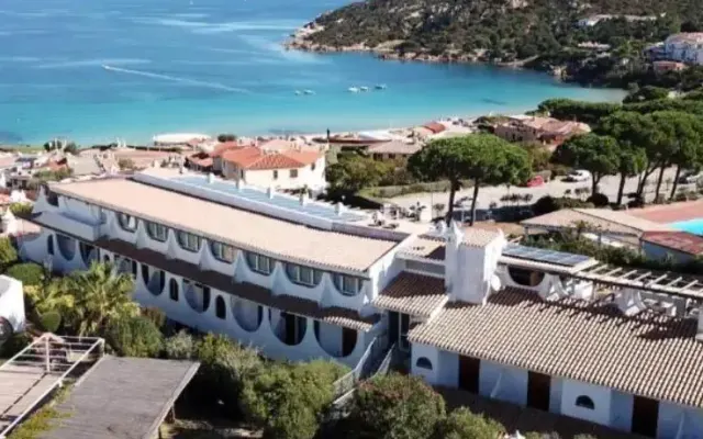 Punta Est, Baia Sardinia (Sardynia)