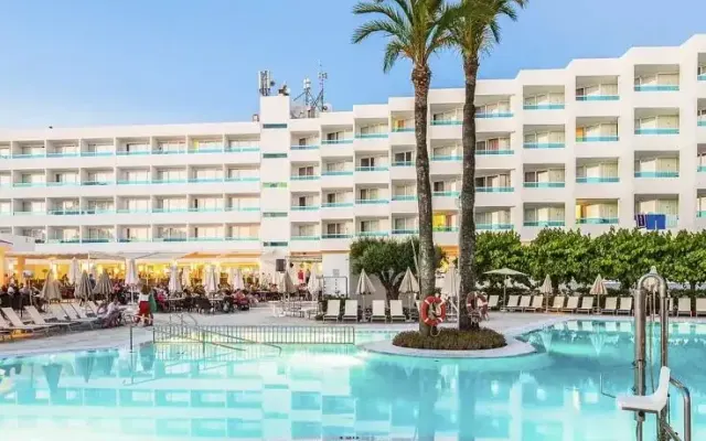 Globales Mediterrani, Cala Blanca (Minorka)