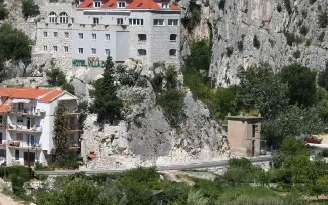 Villa Dvor, Omis