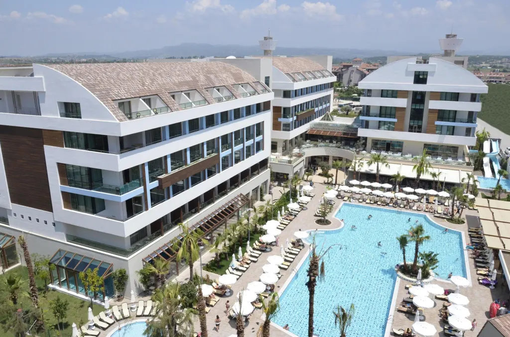 Port Side Resort, Side (Side)