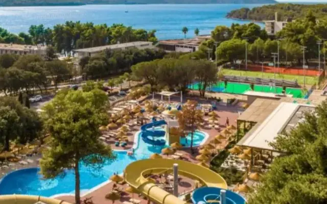 Valamar Amicor Resort, Stari Grad