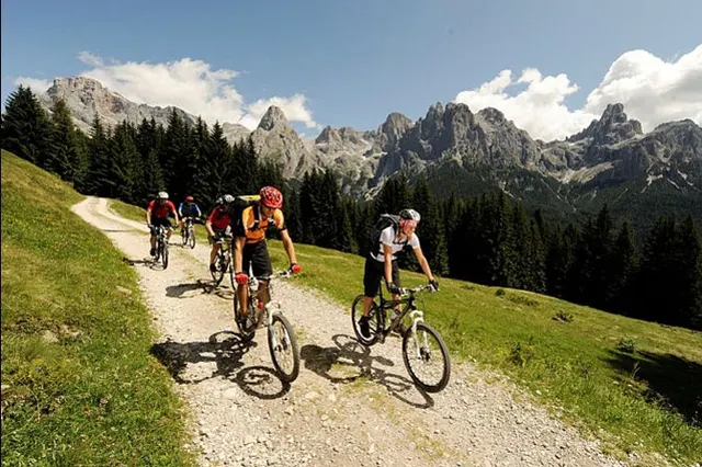 Adrenalina i mnóstwo dobrej zabawy. Zapraszamy na górskie szlaki rowerowe w Trentino