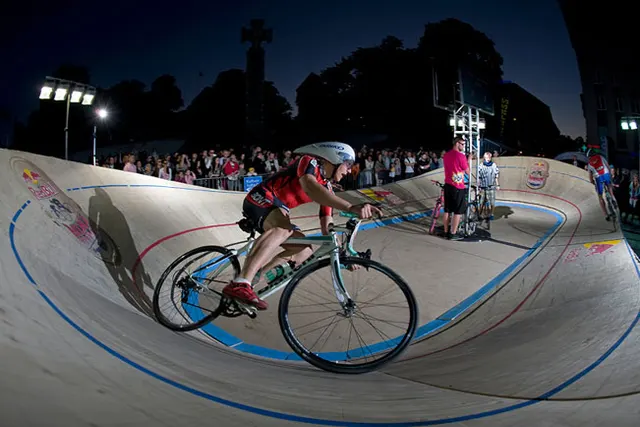Ostra jazda ostrych kół na Red Bull Mini Drome