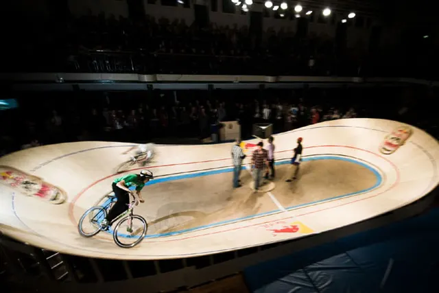 Ostra jazda ostrych kół na Red Bull Mini Drome