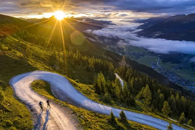 Wildkogel Arena latem. Rowerowe trasy, alpejskie przełęcze i górskie szlaki w sercu Parku Narodowego
