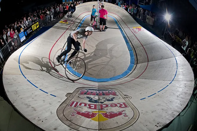Ostra jazda ostrych kół na Red Bull Mini Drome